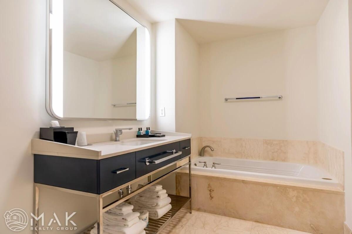Fontainebleau Resort High Floor W Ocean Views Маями Бийч Екстериор снимка